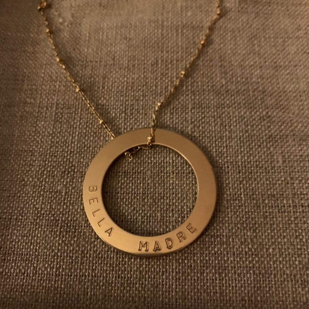 Gold necklace with pendant “belle madre”.